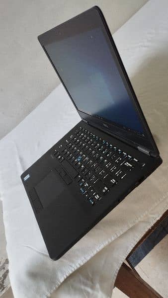 Dell Latitude E7470

 Core i5

 6th Generation
 8GB RAM 

 256 GB SSD 2