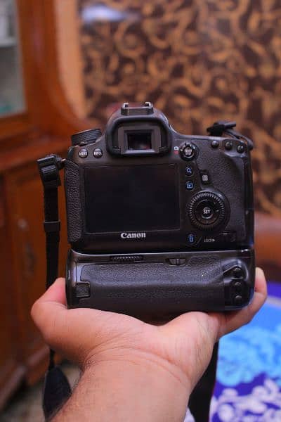 Canon 6D fullframe body with battery grip 1