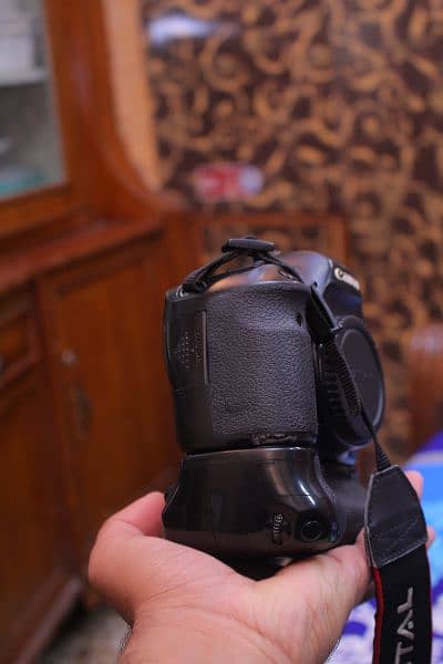 Canon 6D fullframe body with battery grip 4