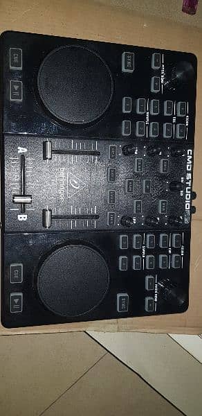 Turntable/ DJ Mixer/ Behringer 3