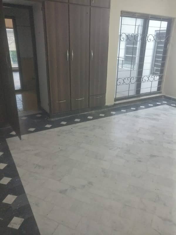 1 KANAL UPPER PORTION FOR RENT ON MAIN ROAD 1