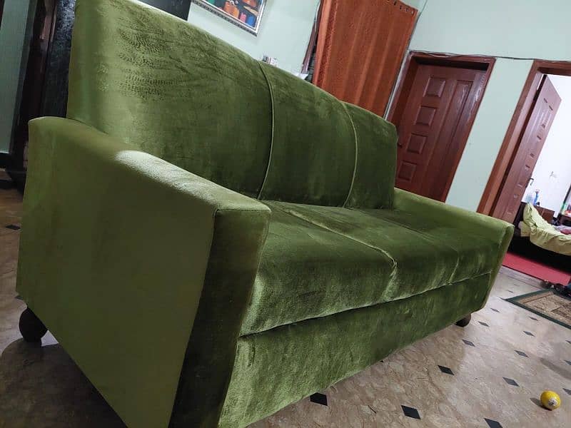 olive green sofa set,table included, 10/10 condition 1