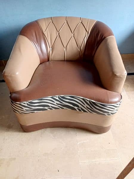 6 months used 3 SEATER SOFA SET AVAILABLE (0_3_0_2_3_4_3_8_3_5_5) 0