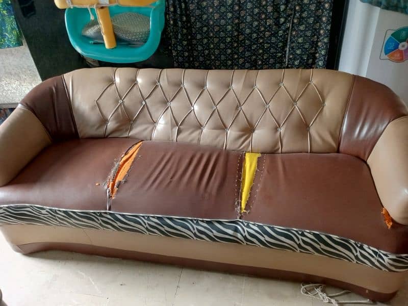 6 months used 3 SEATER SOFA SET AVAILABLE (0_3_0_2_3_4_3_8_3_5_5) 6