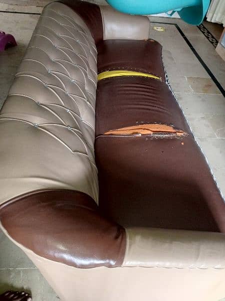 6 months used 3 SEATER SOFA SET AVAILABLE (0_3_0_2_3_4_3_8_3_5_5) 4