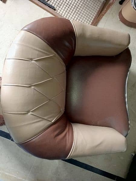 6 months used 3 SEATER SOFA SET AVAILABLE (0_3_0_2_3_4_3_8_3_5_5) 10