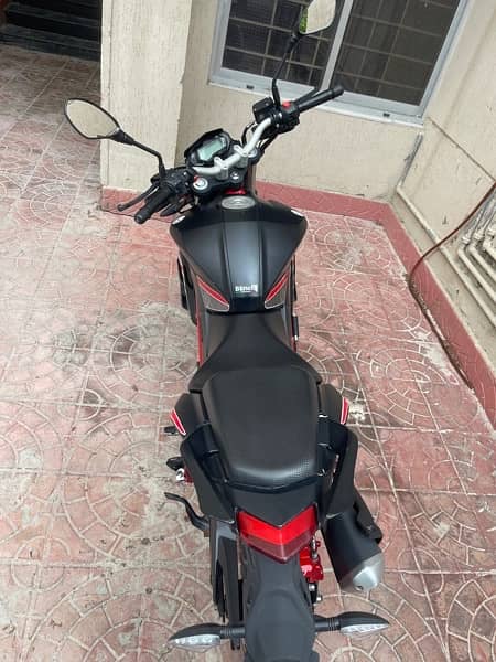 Benelli tnt 150i 4