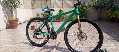 "High-Performance Bike with Disc Brakes & Shimano Gears – Like New"