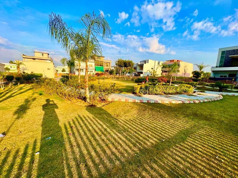 1 KANAL SUN FACE CORNER PLOT FOR SALE F-17 ISLAMABAD PLOT NO 509 STREET NO 22 ALL FACILITY AVAILABLE CDA APPROVED SECTOR 26