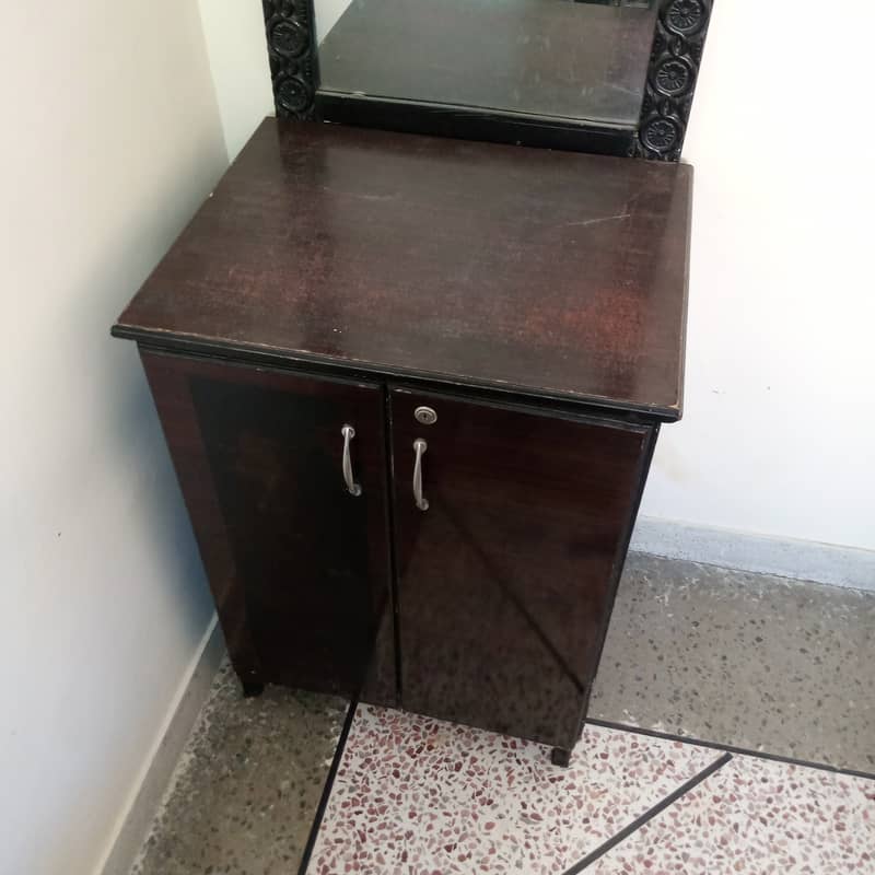 dressing table with iron frame 1