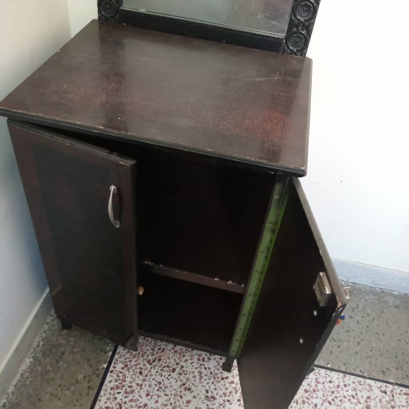 dressing table with iron frame 3