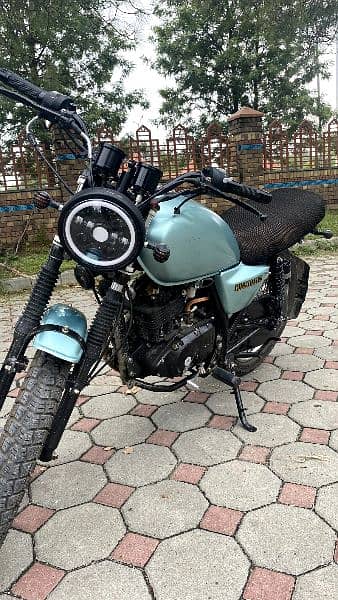 Suzuki 150 converted in cafe racer 1