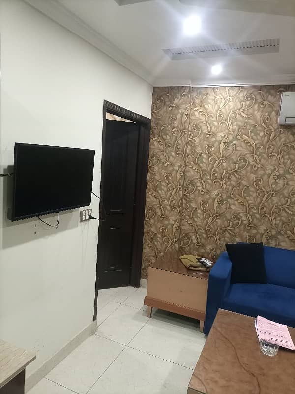 1 BED FULLY LUXURY FURNISH IDEAL LOCATION EXCELLENT FLAT FOR RENT IN BAHRIA TOWN LAHORE 3