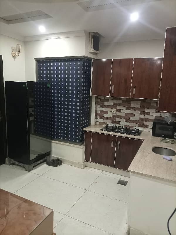 1 BED FULLY LUXURY FURNISH IDEAL LOCATION EXCELLENT FLAT FOR RENT IN BAHRIA TOWN LAHORE 4