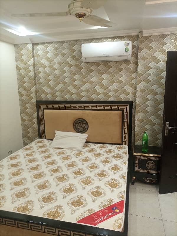 1 BED FULLY LUXURY FURNISH IDEAL LOCATION EXCELLENT FLAT FOR RENT IN BAHRIA TOWN LAHORE 0