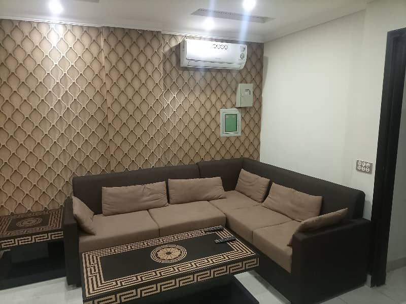 1 BED FULLY LUXURY FURNISH IDEAL LOCATION EXCELLENT FLAT FOR RENT IN BAHRIA TOWN LAHORE 1