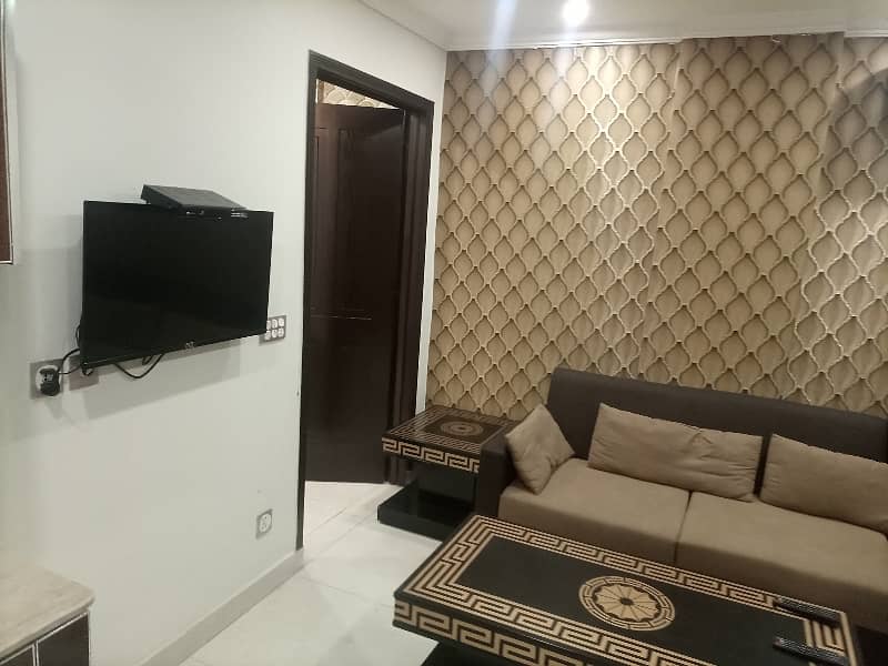 1 BED FULLY LUXURY FURNISH IDEAL LOCATION EXCELLENT FLAT FOR RENT IN BAHRIA TOWN LAHORE 2