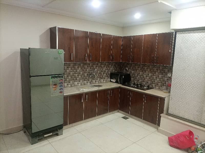 1 BED FULLY LUXURY FURNISH IDEAL LOCATION EXCELLENT FLAT FOR RENT IN BAHRIA TOWN LAHORE 3