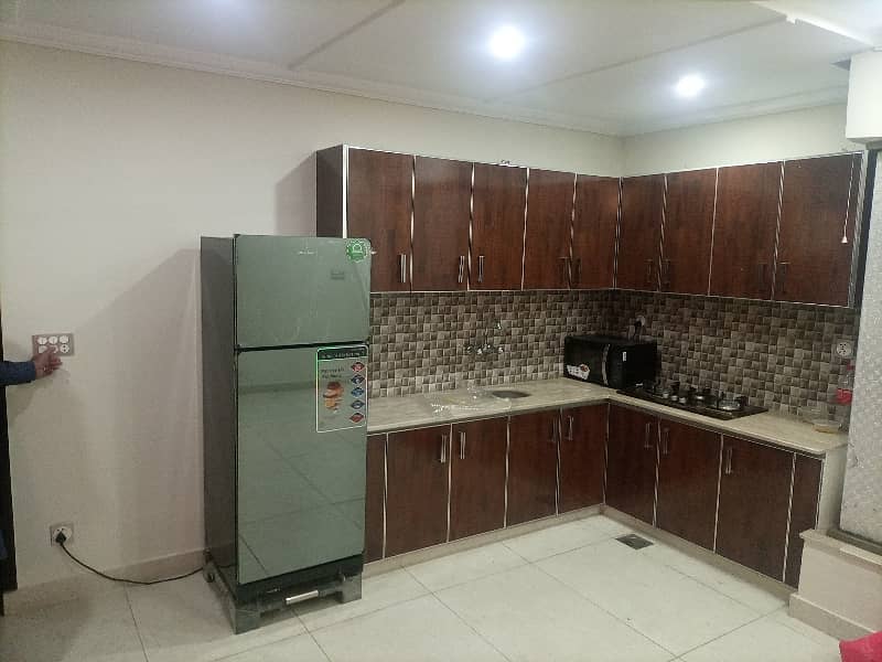 1 BED FULLY LUXURY FURNISH IDEAL LOCATION EXCELLENT FLAT FOR RENT IN BAHRIA TOWN LAHORE 4