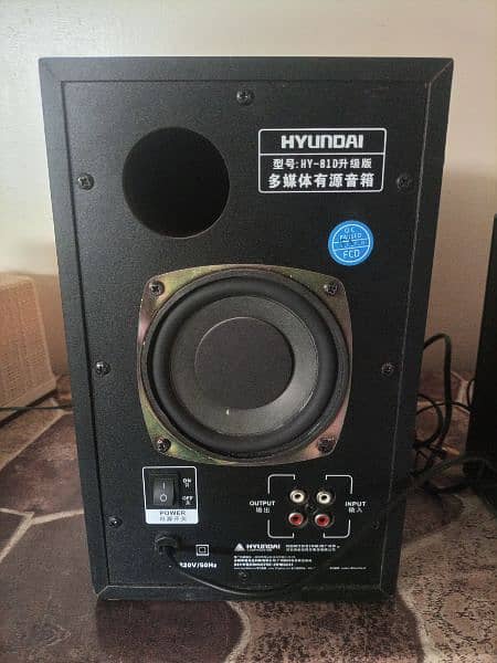 Hyundai speaker 10/10 condition 1