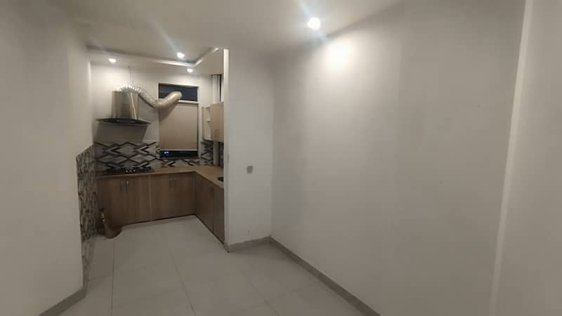 1 BED ROOMS LIKE NEW NON FURNISH IDEAL LOCATION EXCELLENT FLAT FOR RENT IN BAHRIA TOWN LAHORE 2