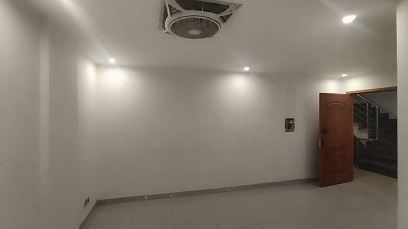 1 BED ROOMS LIKE NEW NON FURNISH IDEAL LOCATION EXCELLENT FLAT FOR RENT IN BAHRIA TOWN LAHORE 3