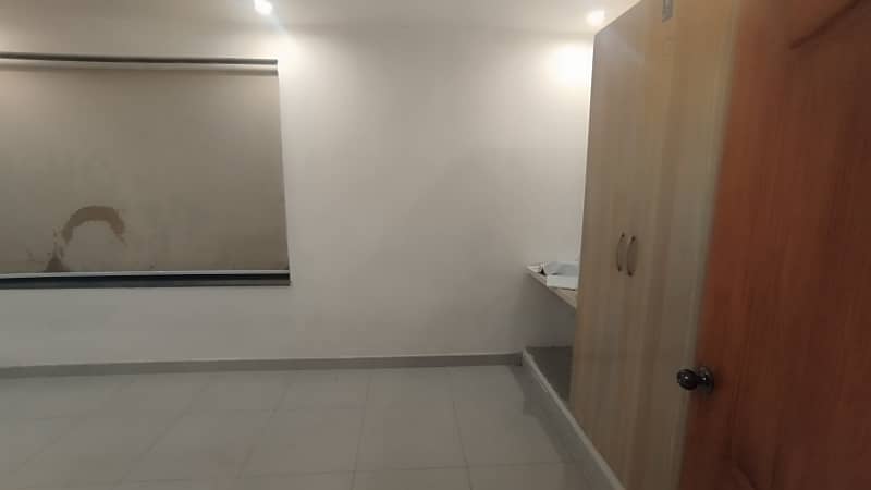 1 BED ROOMS LIKE NEW NON FURNISH IDEAL LOCATION EXCELLENT FLAT FOR RENT IN BAHRIA TOWN LAHORE 4