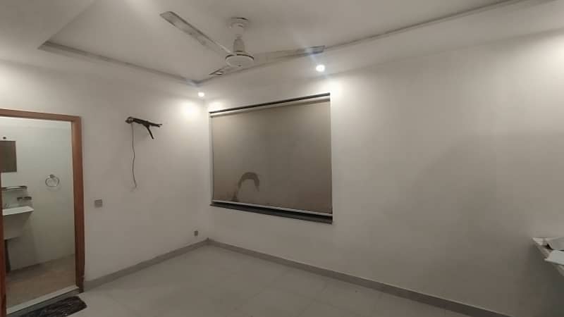 1 BED ROOMS LIKE NEW NON FURNISH IDEAL LOCATION EXCELLENT FLAT FOR RENT IN BAHRIA TOWN LAHORE 5