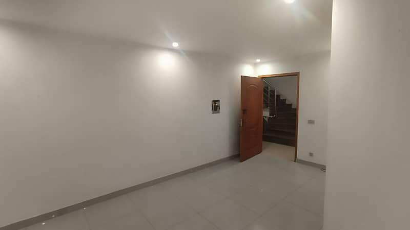 1 BED ROOMS LIKE NEW NON FURNISH IDEAL LOCATION EXCELLENT FLAT FOR RENT IN BAHRIA TOWN LAHORE 7