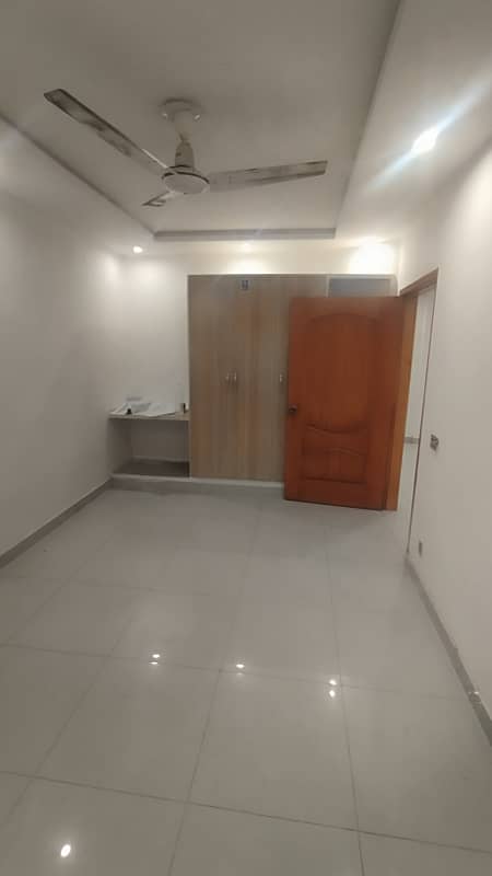 1 BED ROOMS LIKE NEW NON FURNISH IDEAL LOCATION EXCELLENT FLAT FOR RENT IN BAHRIA TOWN LAHORE 10