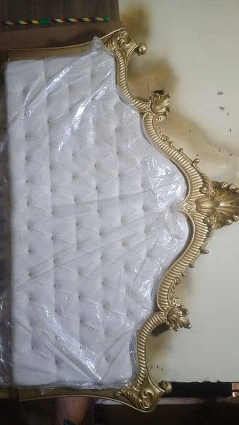 showcase and bed in new condition 0