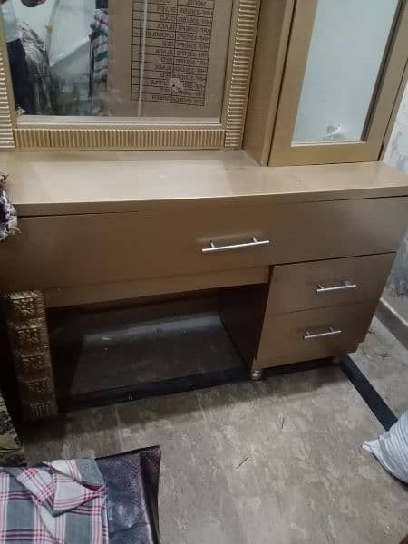 showcase and bed in new condition 4