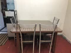 4 seater dinning table good condition