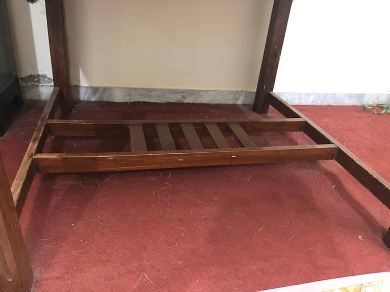 4 seater dinning table good condition 4