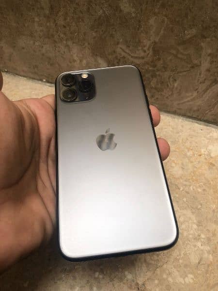 selling iPhone 11pro in a very good condition( price is Negotiatable). 3