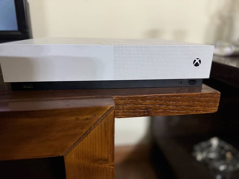 Xbox one s 1tb w/h 15 games 7