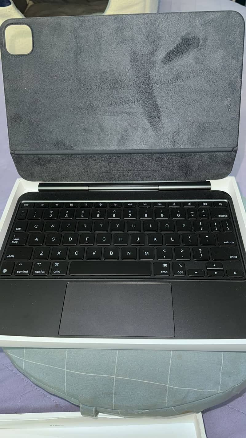 Apple ipad magic keyboard(m4) 0