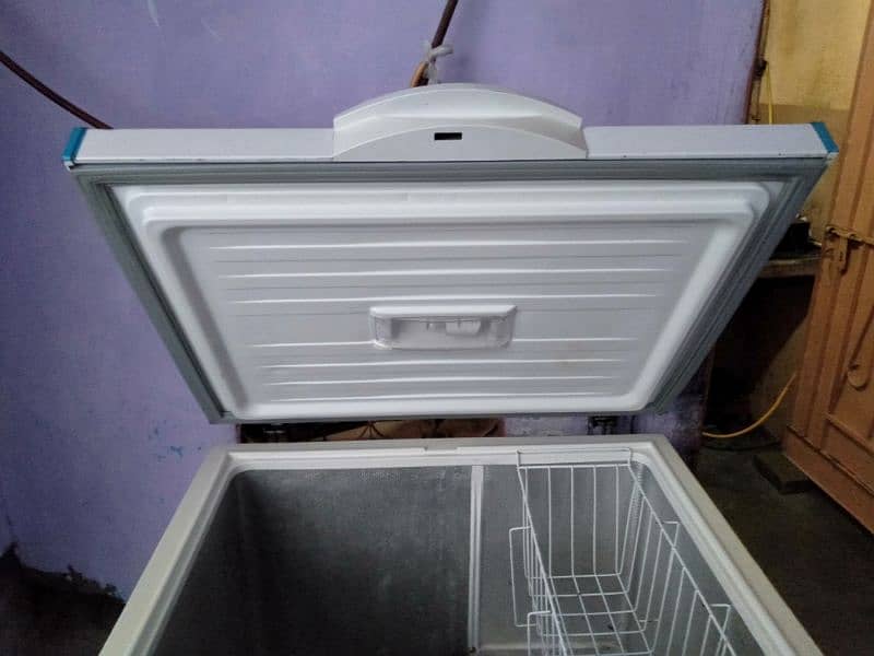 Dawlance EDS400 single door deep freezer 15 cubic fit R600 gass  is 3