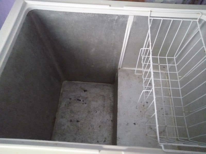 Dawlance EDS400 single door deep freezer 15 cubic fit R600 gass  is 4