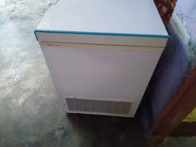 Dawlance EDS400 single door deep freezer 15 cubic fit R600 gass  is 5