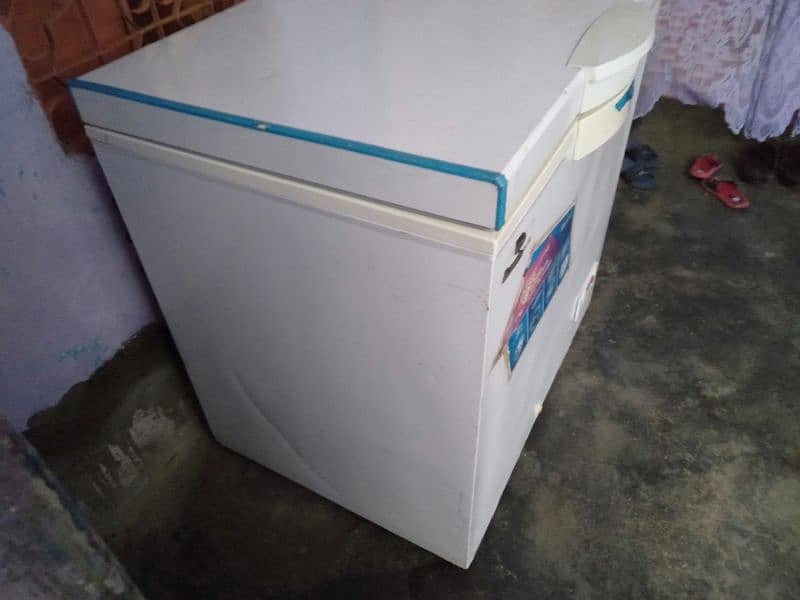 Dawlance EDS400 single door deep freezer 15 cubic fit R600 gass  is 6