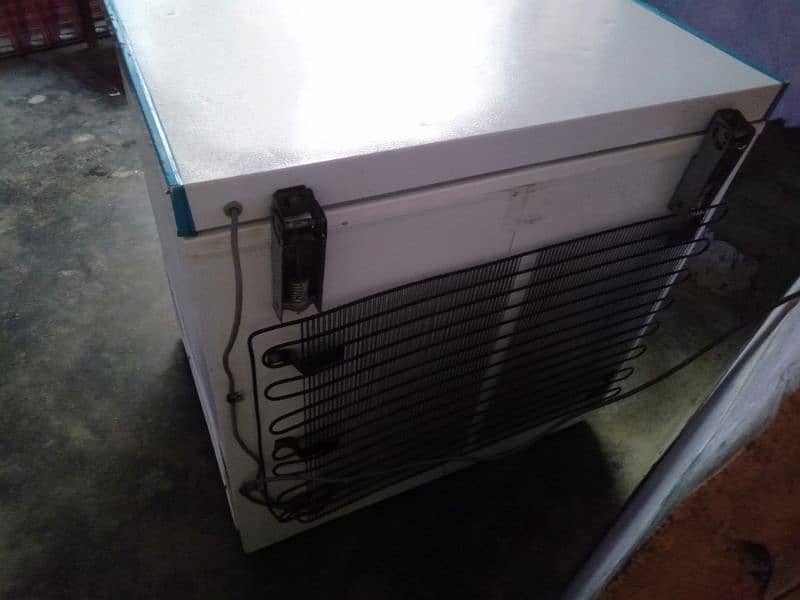 Dawlance EDS400 single door deep freezer 15 cubic fit R600 gass  is 7