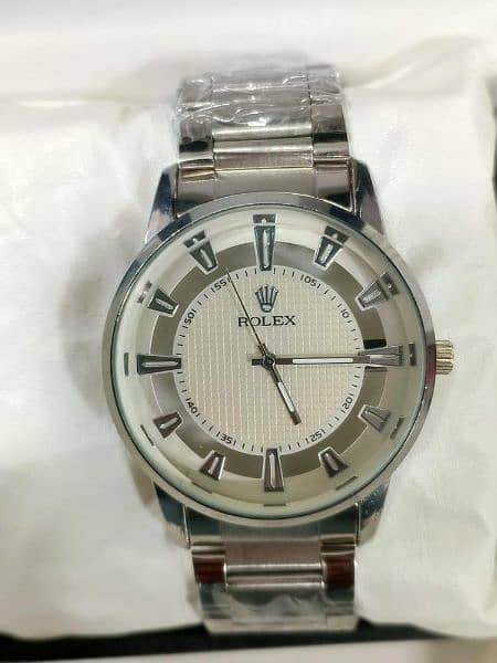 A nice and luxurious watch with stainless steel strap in best price 0