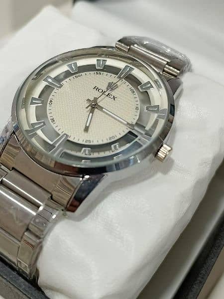 A nice and luxurious watch with stainless steel strap in best price 2