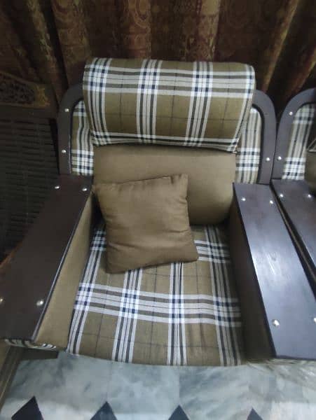 5 seater sofa with free 5 qushans 1