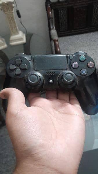 ps 4 in black colour 4