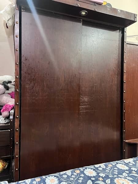 Bed Set / Safe Almaari 5