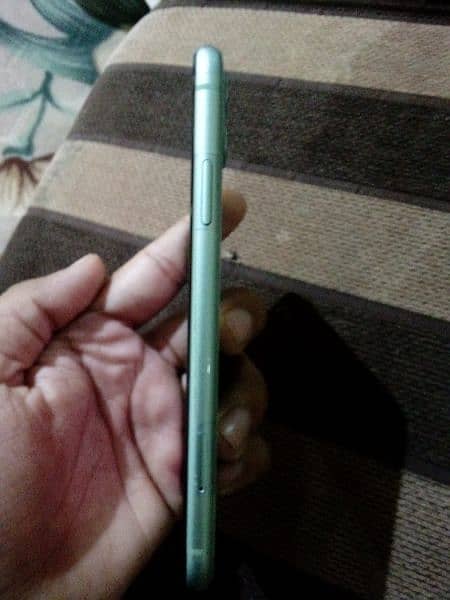 Iphone 11 64 gb green colour 2