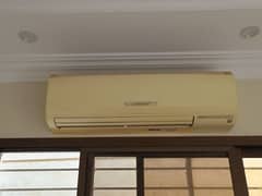 Mitsubishi  2 tan ac genuine condition