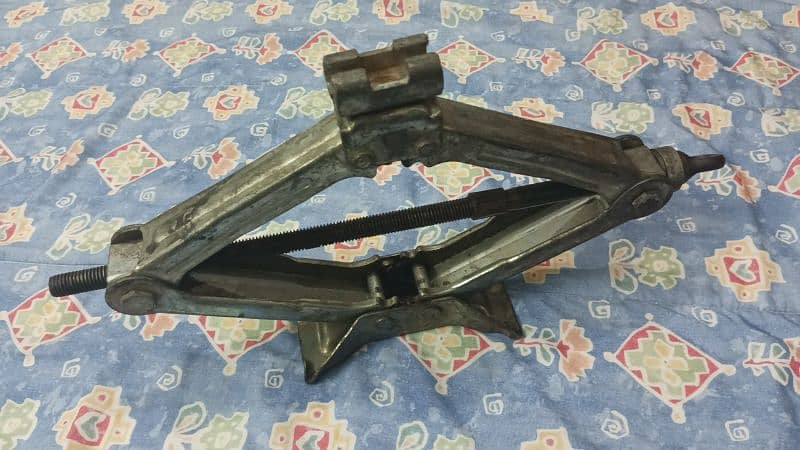 Car Scissor Jack For Hatch back and Sedan Cars 1